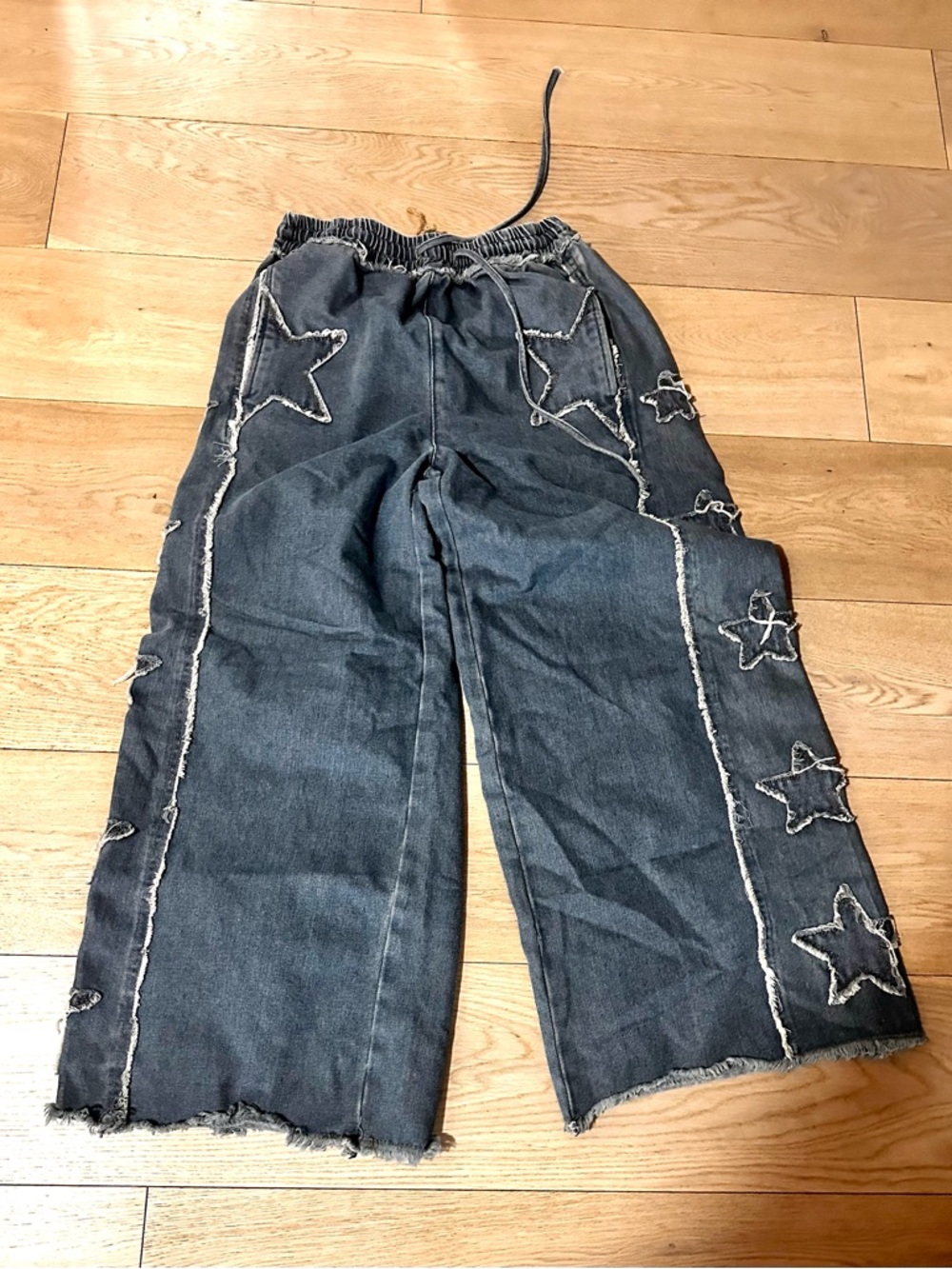 Women’s Star-Embroidered Ankle Jeans -  size Small Wide  leg